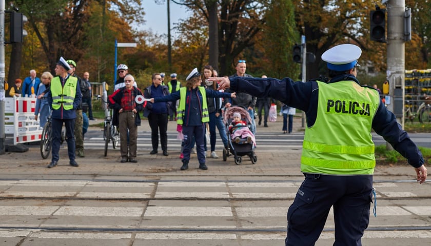 Policjanci kierujący ruchem w pobliży cmentarza - zdjęcie archiwalne