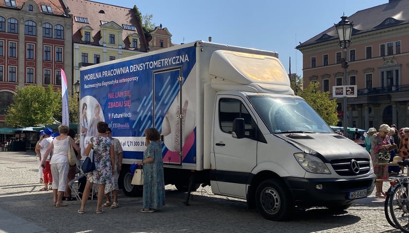 Osteobus, w którym można zrobić bezpłatne badania gęstości kości