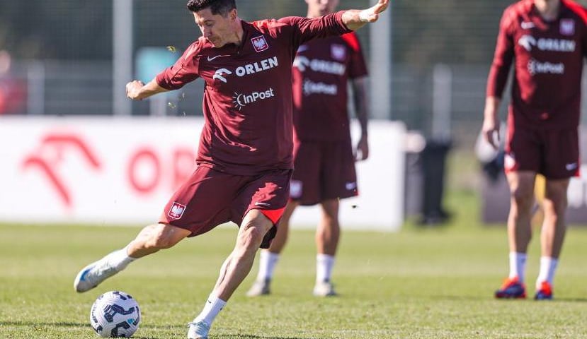 Robert Lewandowski, kapitan reprezentacji Polski, kopie piłkę podczas treningu przed meczem Polska - Portugalia na PGE Narodowym w Warszawie