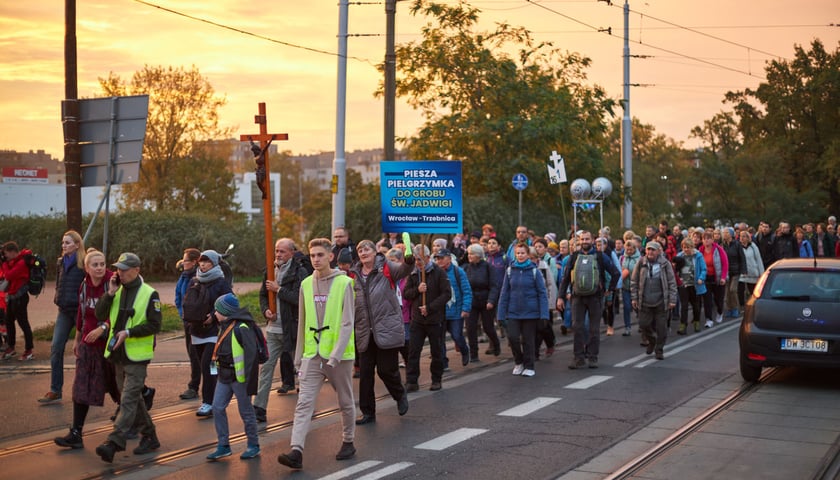 Kolumna pątników na trasie z Wrocławia do Trzebnicy w 2022 roku