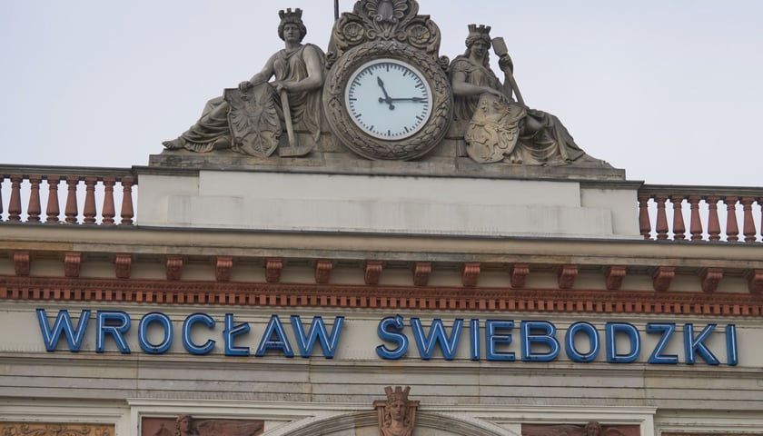 <p>Zegar na Dworcu Świebodzkim we Wrocławiu</p>
