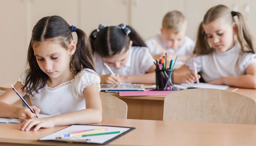 Zdjęcie ilustracyjne: uczniowie w klasie 