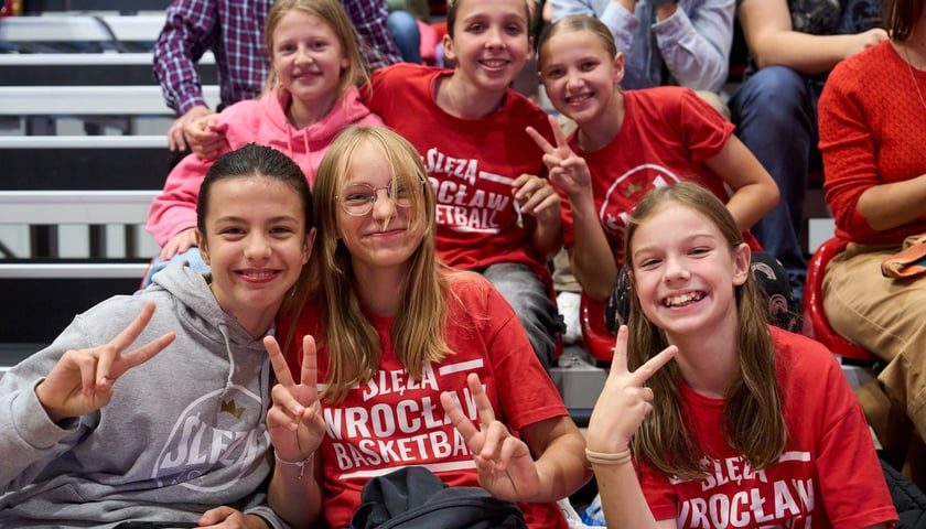 Ślęza Wrocław - AZS Poznań. Zdjęcia kibiców - 12 października 2024 r. Na zdjęciu dopingujące drużynę dziewczyny