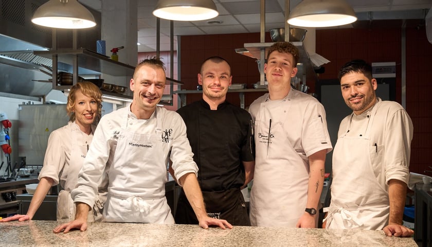 <p>Łukasz Budzik, laureat Kulinarnego Grand Prix Wrocławia, szef kuchni restauracji Miedzy Mostami ze swoim zespołem</p>