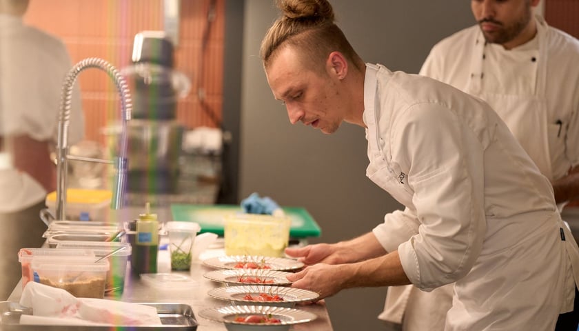 <p>Łukasz Budzik, laureat Kulinarnego Grand Prix Wrocławia, szef kuchni restauracji Miedzy Mostami przy pracy</p>