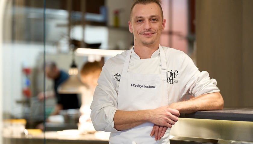 <p>Łukasz Budzik, laureat Kulinarnego Grand Prix Wrocławia, szef kuchni restauracji Miedzy Mostami&nbsp;</p>
