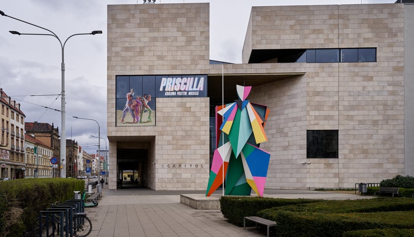 Arlekin to rzeźba, która stanęła przed budynkiem Teatru Muzycznego Capitol we Wrocławiu.