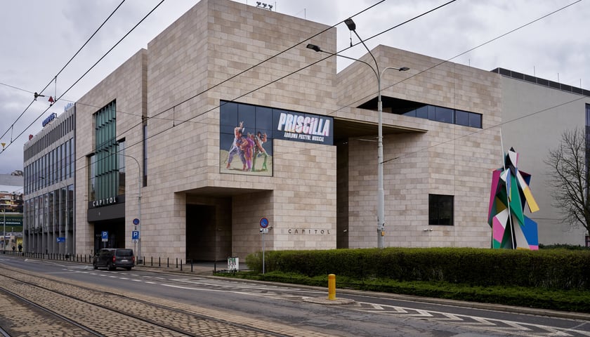 Na zdjęciu widok na Teatr Muzyczny Capitol we Wrocławiu. Poznaj historię budynku i sprawdź, jak kupić bilety.