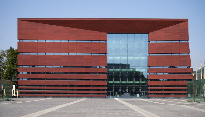 Na zdjęciu Narodowe Forum Muzyki we Wrocławiu. Sprawdź, jak dojechać i gdzie kupić bilety.