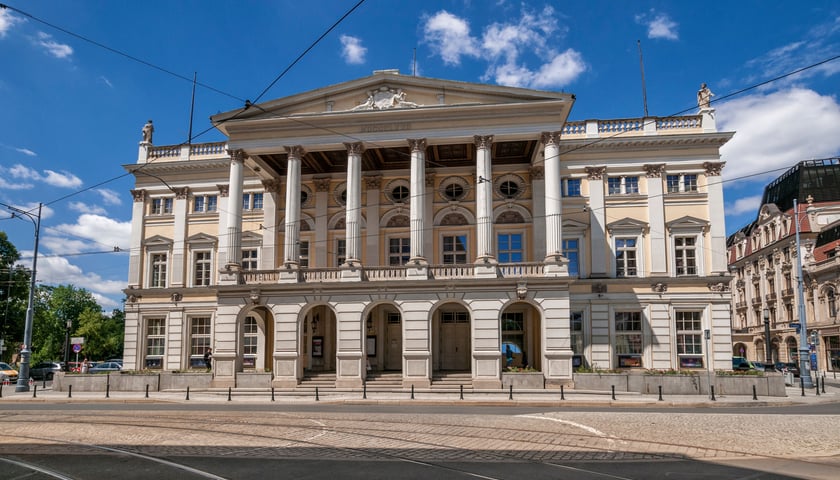 Na zdjęciu widok na Operę Wrocławską. Sprawdź, jak dojechać na spektakl oraz poznaj ceny biletów!