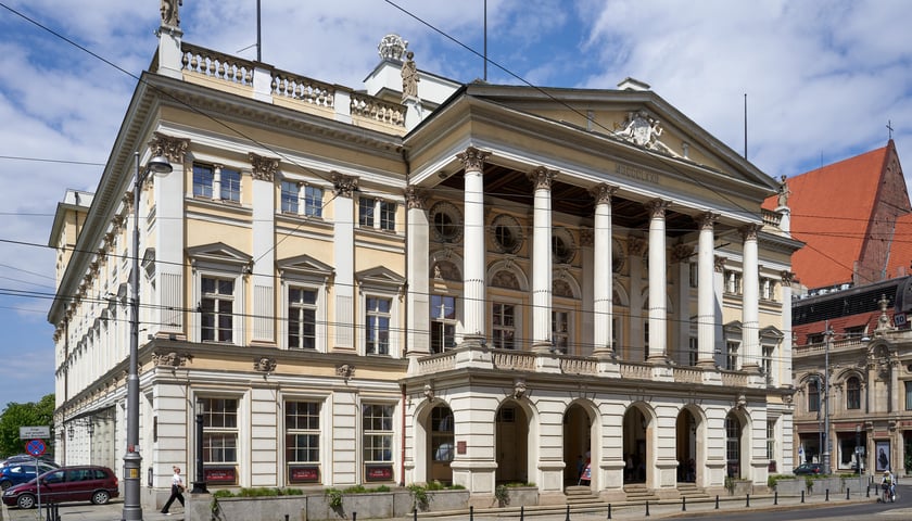 Na zdjęciu widok na Operę Wrocławską. Sprawdź, jak dojechać na spektakl oraz poznaj ceny biletów!