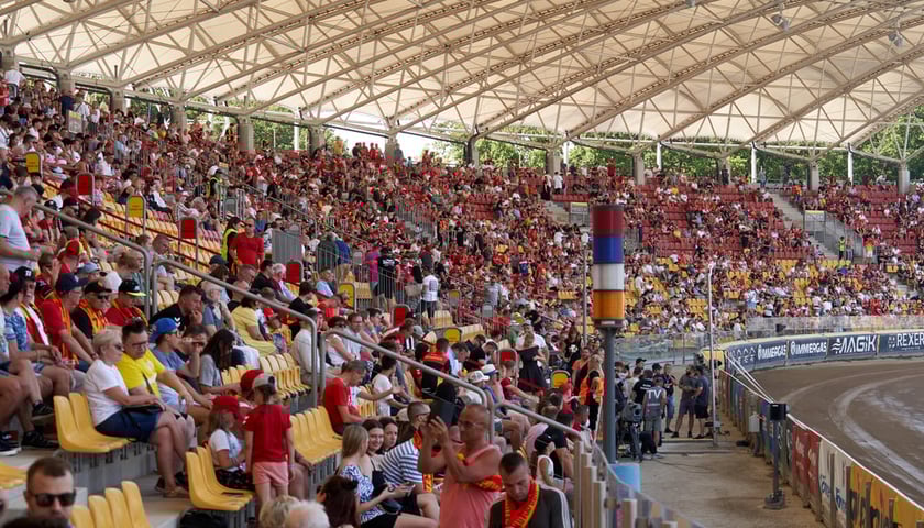 Na zdjęciu kibice w trakcie meczu żużlowego na Stadionie Olimpijskim we Wrocławiu.
