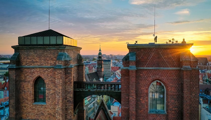 Na zdjęciu Mostek Pokutnic we Wrocławiu znajdujący się pomiędzy wieżami Katedry świętej Marii Magdaleny. Sprawdź ceny biletów i godziny otwarcia tego punktu widokowego