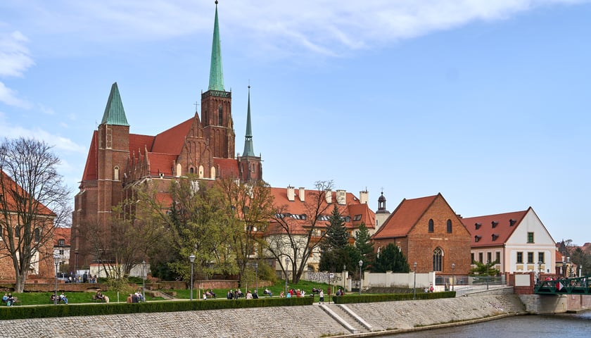 Na zdjęciu widok na Ostrów Tumski. Sprawdź, jakie są atrakcje na Ostrowie Tumskim we Wrocławiu!
