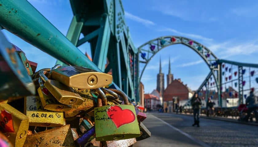Dawniej na moście Tumskim wieszano kłódki, jako dowód miłości.