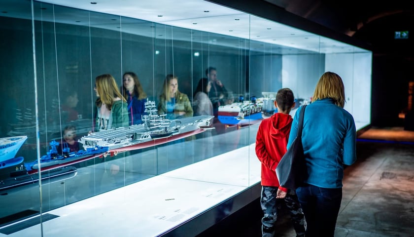 Na zdjęciu turyści zwiedzający Hydropolis we Wrocławiu. Sprawdź, jakie są atrakcje muzeum o wodzie!