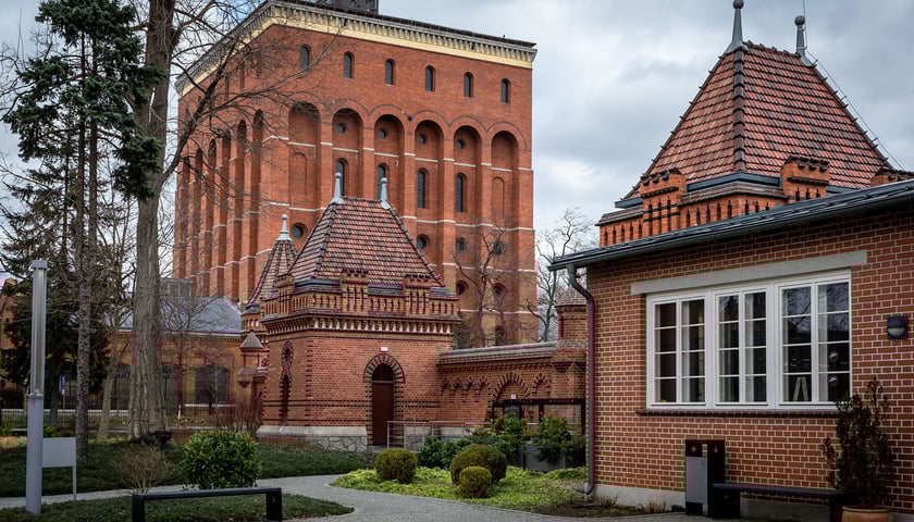 Na zdjęciu budynek Hydropolis. Sprawdź ceny biletów oraz atrakcje we wrocławskim muzeum wiedzy o wodzie!