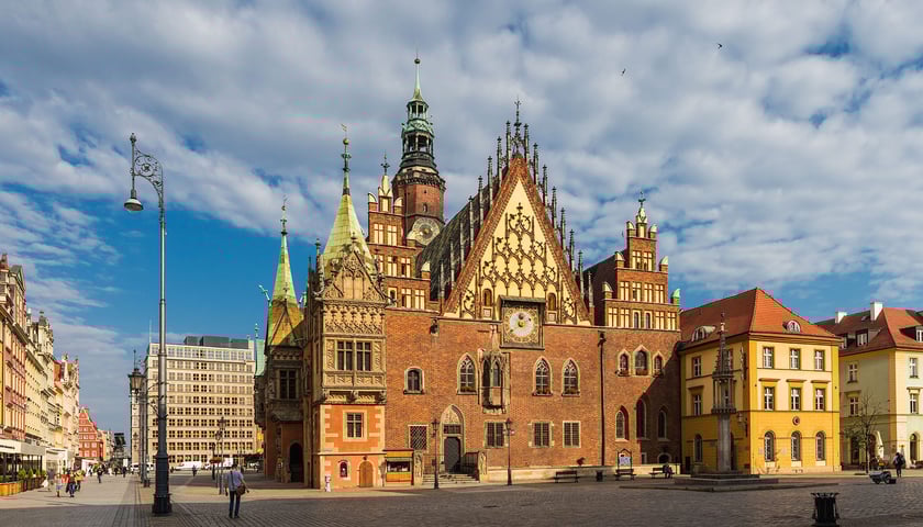 Na zdjęciu widok na ratusz we Wrocławiu oraz na wrocławski rynek.