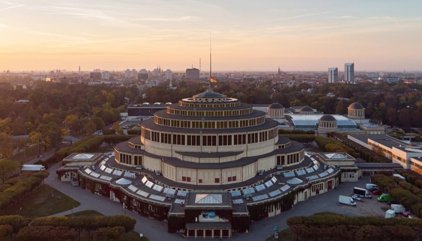 Widok z góry na Halę Stulecia we Wrocławiu.
