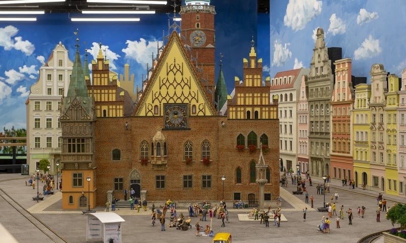 Kolejkowo to miniaturowa makieta przedstawiająca stolicę Dolnego Śląska. Sprawdź, jakie znajdziesz tam budynki i miejsca we Wrocławiu!