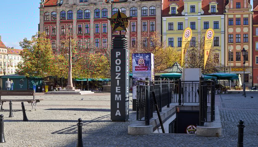Na zdjęciu zejście do muzeum filmowego Movie Gate na placu Solnym. Sprawdź, jakie są godziny otwarcia oraz ceny biletów.