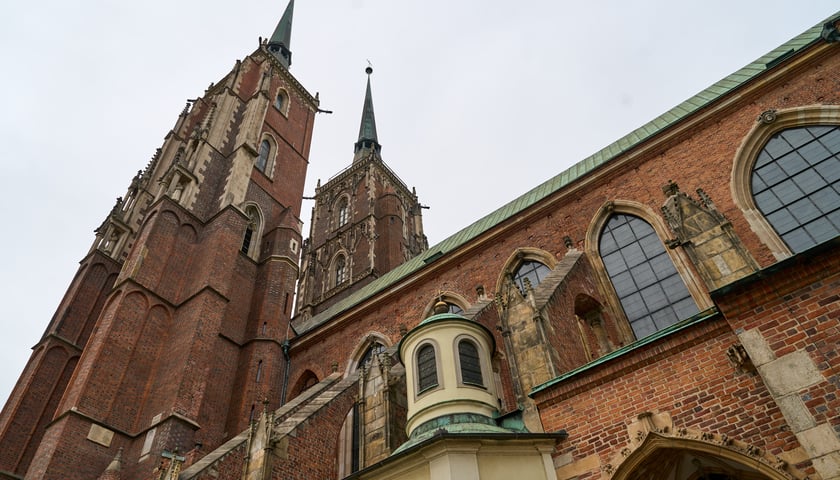 Widok na katedrę św. Jana Chrzciciela we Wrocławiu.