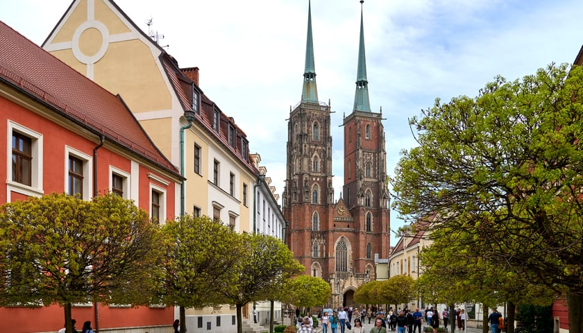 Na zdjęciu widok na Archikatedrę św. Jana Chrzciciela we Wrocławiu. Sprawdź, jakie są godziny otwarcia punktu widokowego!