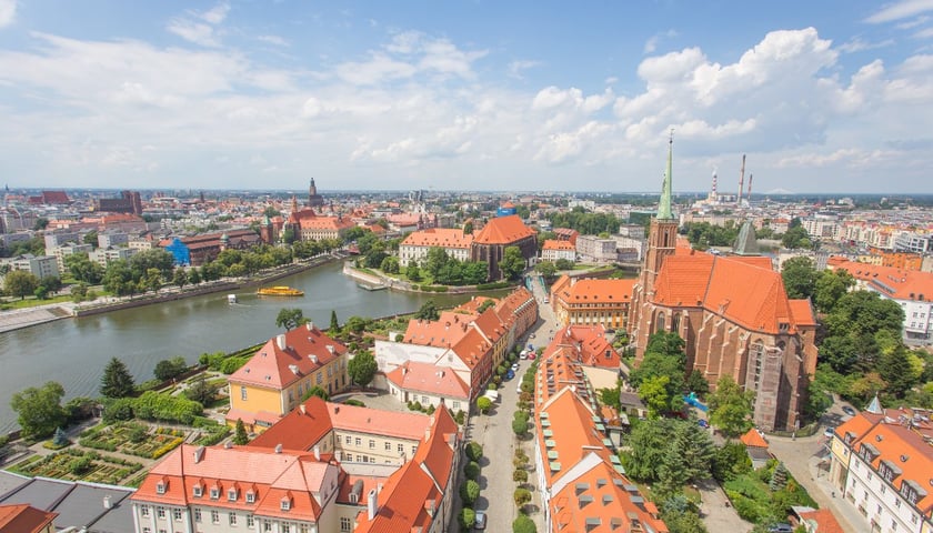 Widok z tarasu wieży wrocławskiej katedry.