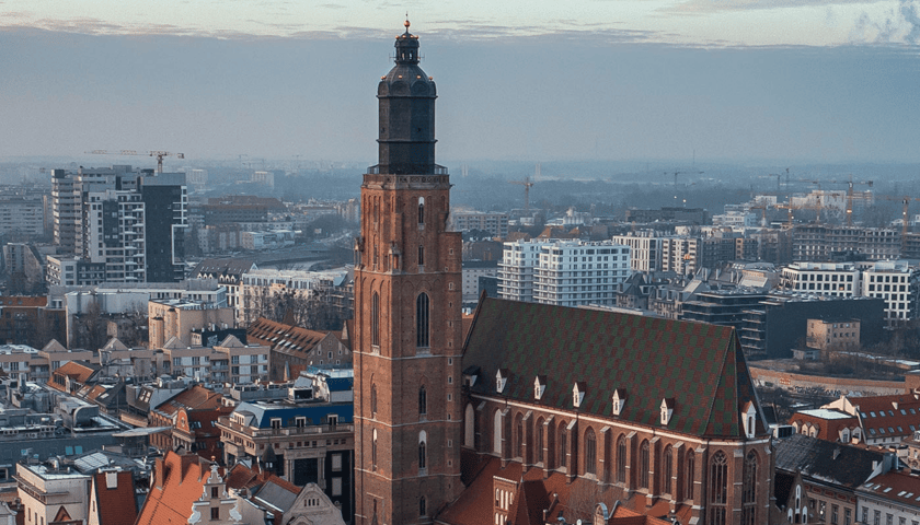 Na zdjęciu widok na Bazylikę Mniejszą we Wrocławiu. Sprawdź godziny otwarcia punktu widokowego