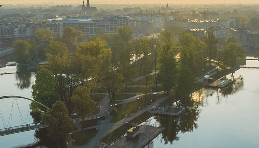 Na zdjęciu widok z lotu ptaka na wyspę słodową we Wrocławiu. Sprawdź jak dojechać