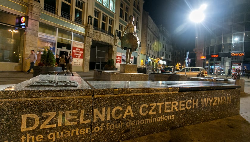 Na zdjęciu pomnik Dzielnicy Czterech Wyznań we Wrocławiu. Poznaj historię tego miejsca!