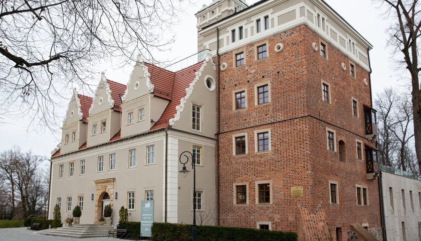 Na zdjęciu Zamek Topacz pod Wrocławiem. Zobacz, jakie miejsca odwiedzić jesienią na Dolnym Śląsku!