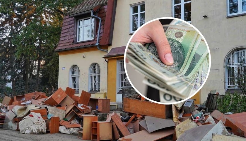 Dom, obok meble uszkodzone w powodzi, w kółku plik banknotów w dłoni. Zdjęcie ilustracyjne