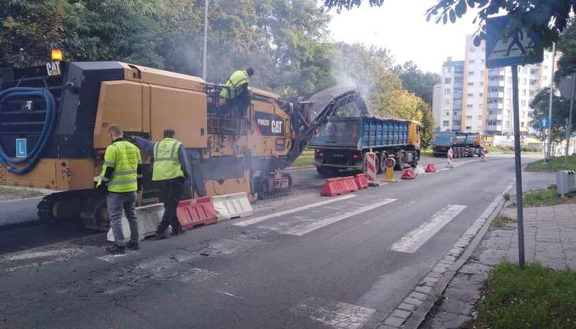 Na zdjęciu prace drogowe na Kozanowskiej. W kolejce czekają ulice: Bezpieczna na Różance, Wolska i Marszowicka na Leśnicy i Mościckiego na Bieńkowicach
