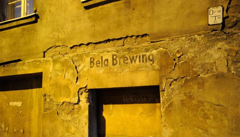 Bapis Bela Brewing na kamienicy przy ul. Traugutta