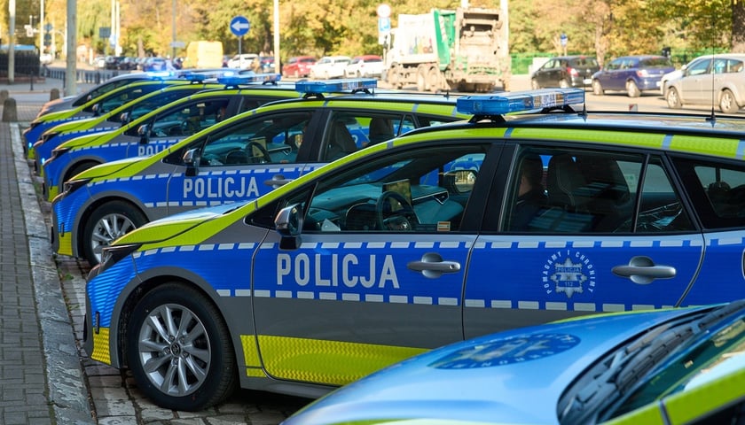 Flota dolnośląskiej policji powiększyła się o 12 pojazdów z napędem hybrydowym