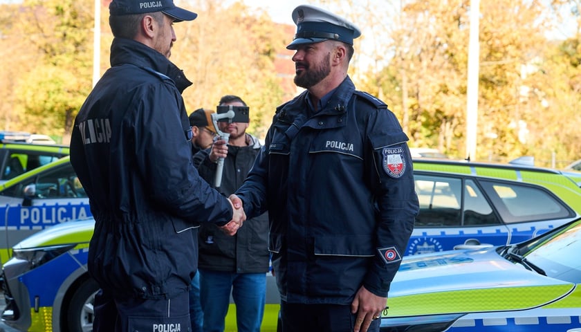 Flota dolnośląskiej policji powiększyła się o 12 pojazdów z napędem hybrydowym