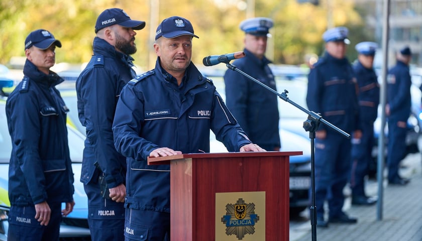 Flota dolnośląskiej policji powiększyła się o 12 pojazdów z napędem hybrydowym