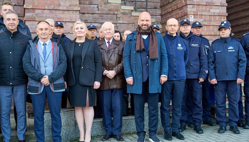 Flota dolnośląskiej policji powiększyła się o 12 pojazdów z napędem hybrydowym