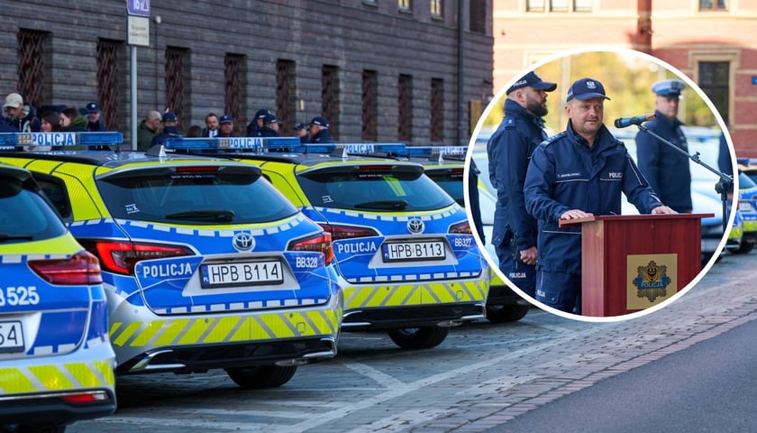 W tle: nowe pojazdy policyjne; w kółku: inspektor Tomasz Jędrzejowski, Zastępca Komendanta Wojewódzkiego Policji