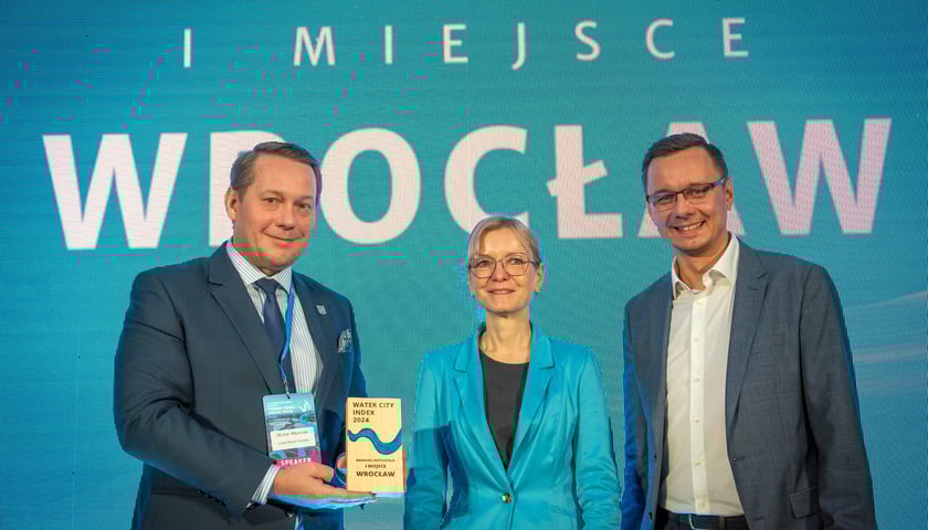 Wiceprezydent Michał Młyńczak odbiera nagrodę w rankingu Water City Index 2024 dla Wrocławia