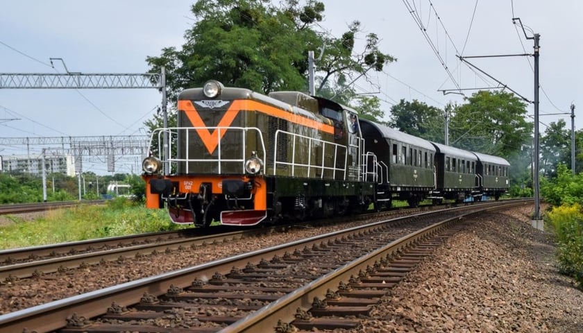 Lokomotywa i wagony na torach, przejazd retro-pociągiem w 180. rocznicę linii kolejowej Wrocław – Legnica