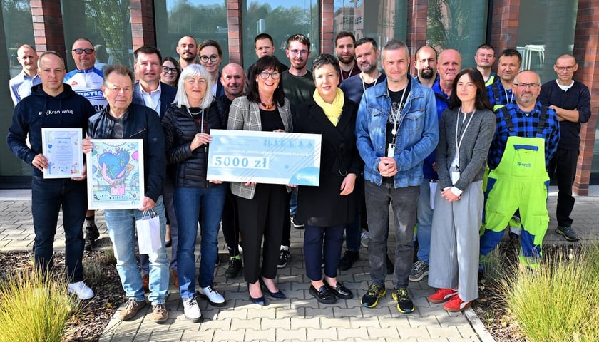 Najaktywniejsi uczestnicy Wyzwania rowerowego MPWiK po wręczeniu symbolicznego czeku na rzecz Fundacji Wrocławskie Hospicjum dla Dzieci.