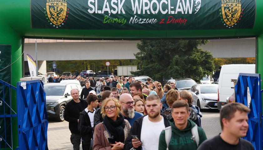Kibice w kolejce do wejścia do Hali Orbita na mecz Śląsk Wrocław - Industria Kielce 27 października
