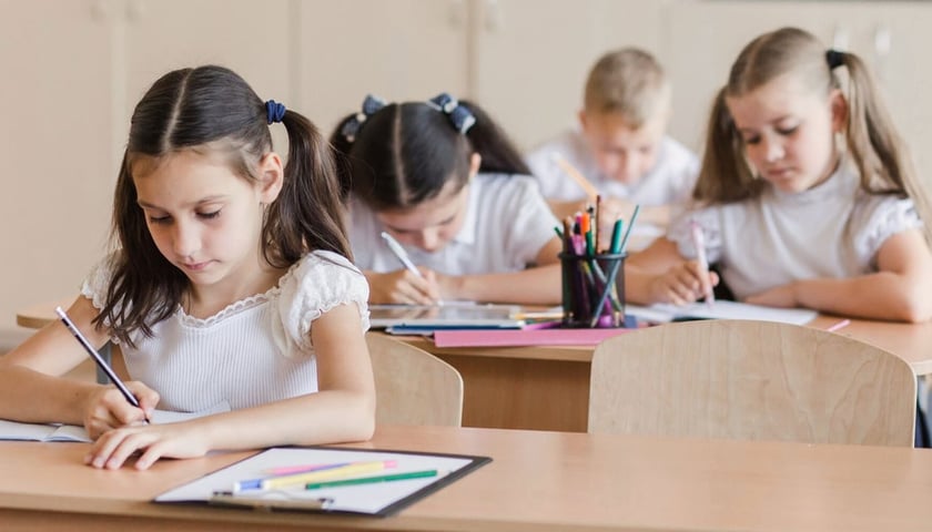 Uczniowie w klasie, zdjęcie ilustracyjne