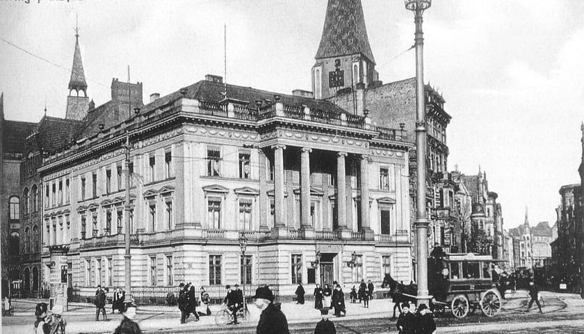 Powiększ obraz: Alexanderhaus, na wprost ulica Św. Mikołaja. Rok 1900. Zdjęcie archiwalne