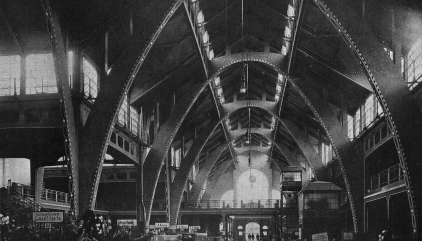 Wnętrze Hali Targowej przy ul. Kolejowej. Lata 1908–1915. Zdjęcie archiwalne