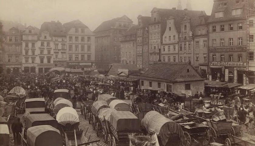 Powiększ obraz: Plac Nowy Targ (Neumarkt). Fragment pierzei południowej i zachodniej, wylot ul. Krowiej (Langeholzgasse) i ul. Kotlarskiej (Kupferschmiedegasse), widoczny budynek garkuchni. Rok 1892. Zdjęcie archiwalne