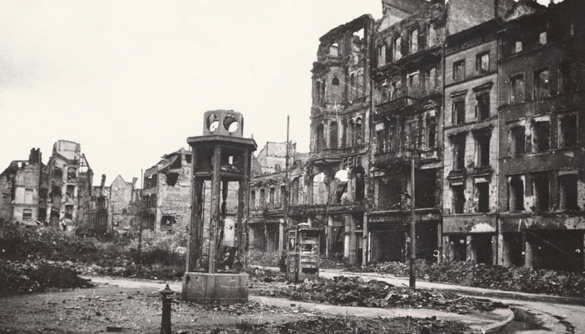 Powiększ obraz: Plac Nowy Targ we Wrocławiu. Lata 1945–1946. Zdjęcie archiwalne