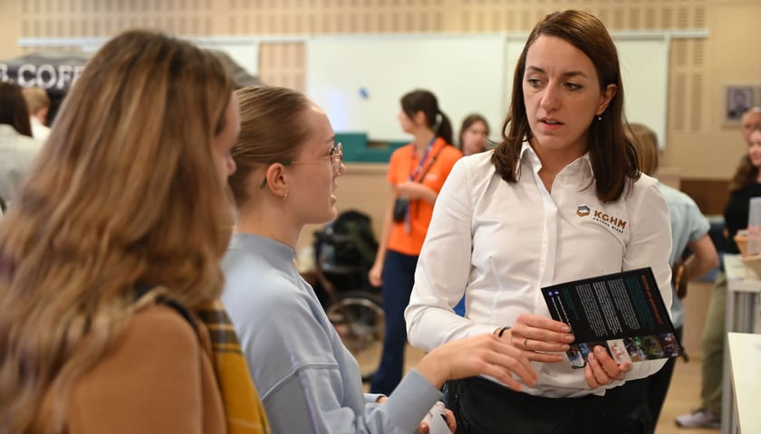 Targi Pracy dla studentów na Uniwersytecie Ekonomicznym we Wrocławiu, 23.10.2023. Na zdjęciu dwie studentki rozmawiające z przedstawicielką KGHM. 